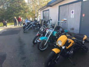 H-D motorcyklar parkerade, sista rundan Distrikt E