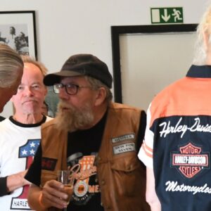 Erik Hedin i mitten på bild gick med i H-DCS som 16-åring med en H-D Aermacchi 125 kubikare nu fick han en veterantröja