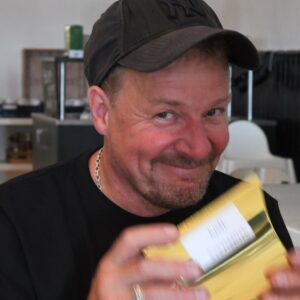 Kjell Svensson skakade på presentpaketet där det rasslade några pinaler