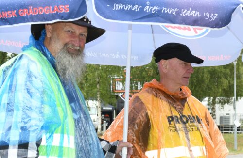 IT 2025 Torsdag eftermiddag Björn Gustafsson o Hasse Malmborg tog regnskydd